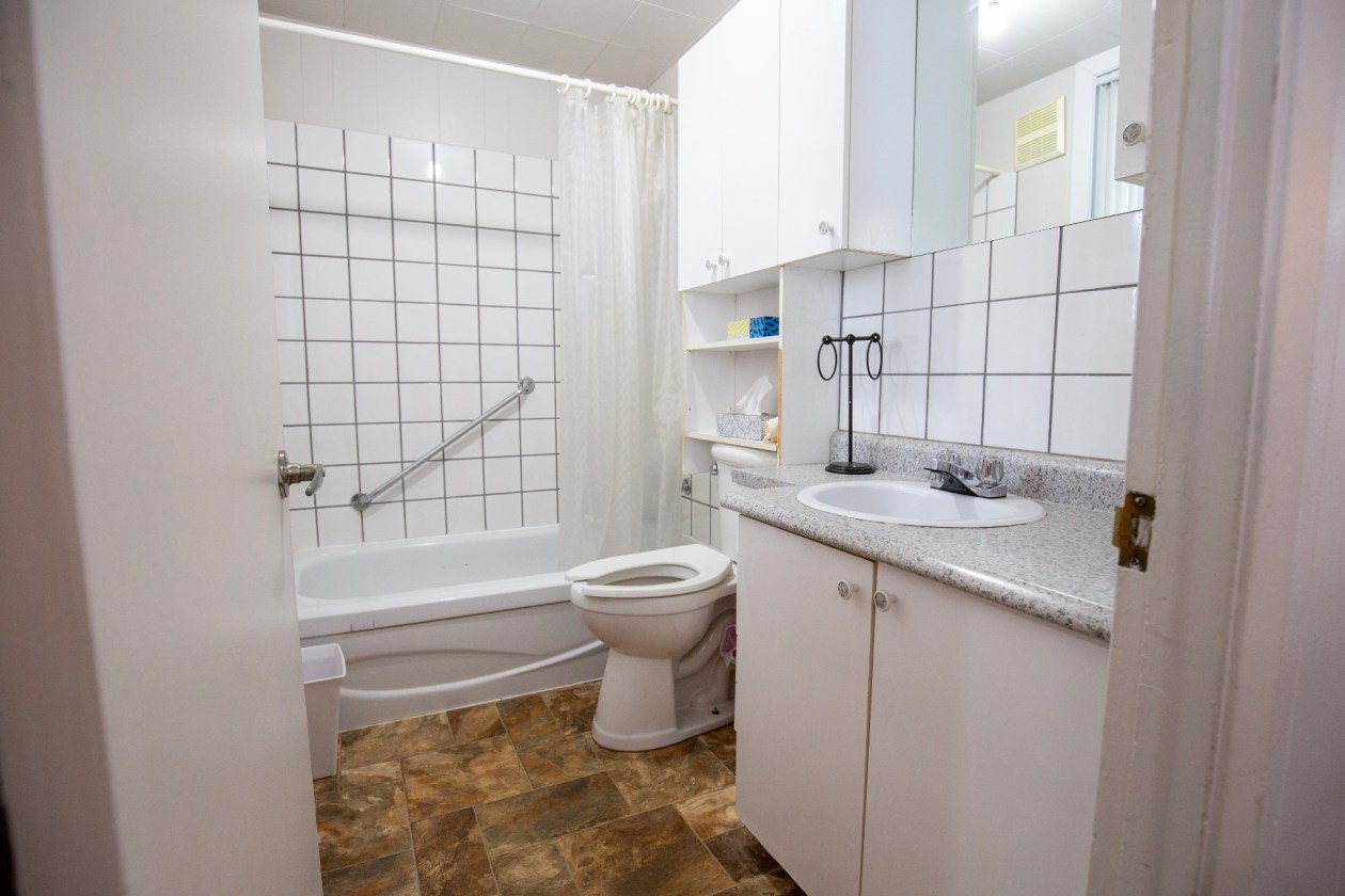 Salle de bains — 61 - 63 Rue Notre-Dame, Notre-Dame-des-Monts