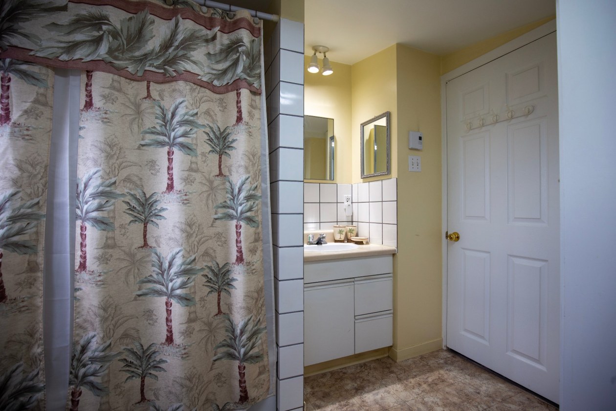 Salle de bains — 61 - 63 Rue Notre-Dame, Notre-Dame-des-Monts