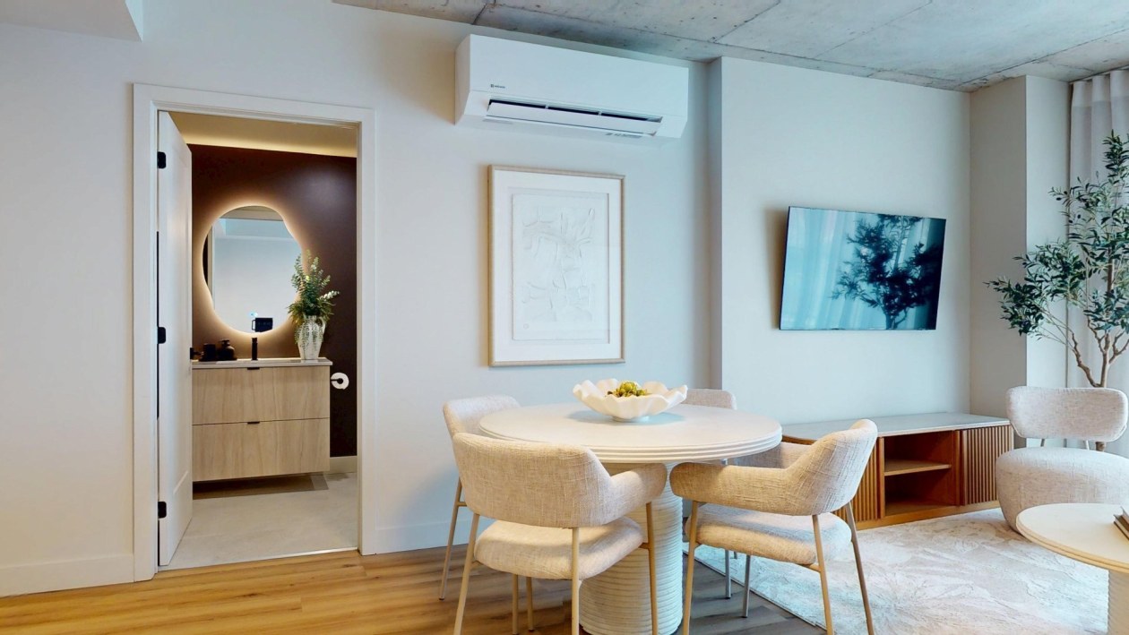 Dining room — 1555 Boul. Chomedey, Laval