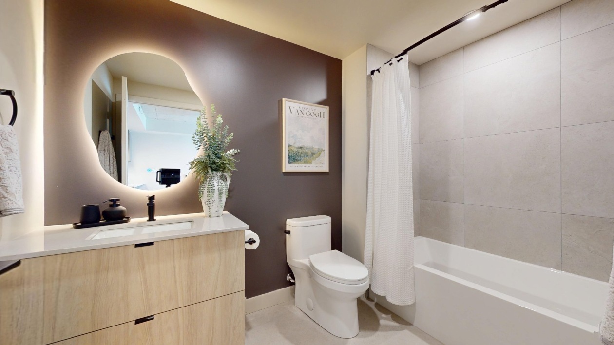 Bathroom — 1555 Boul. Chomedey, Laval