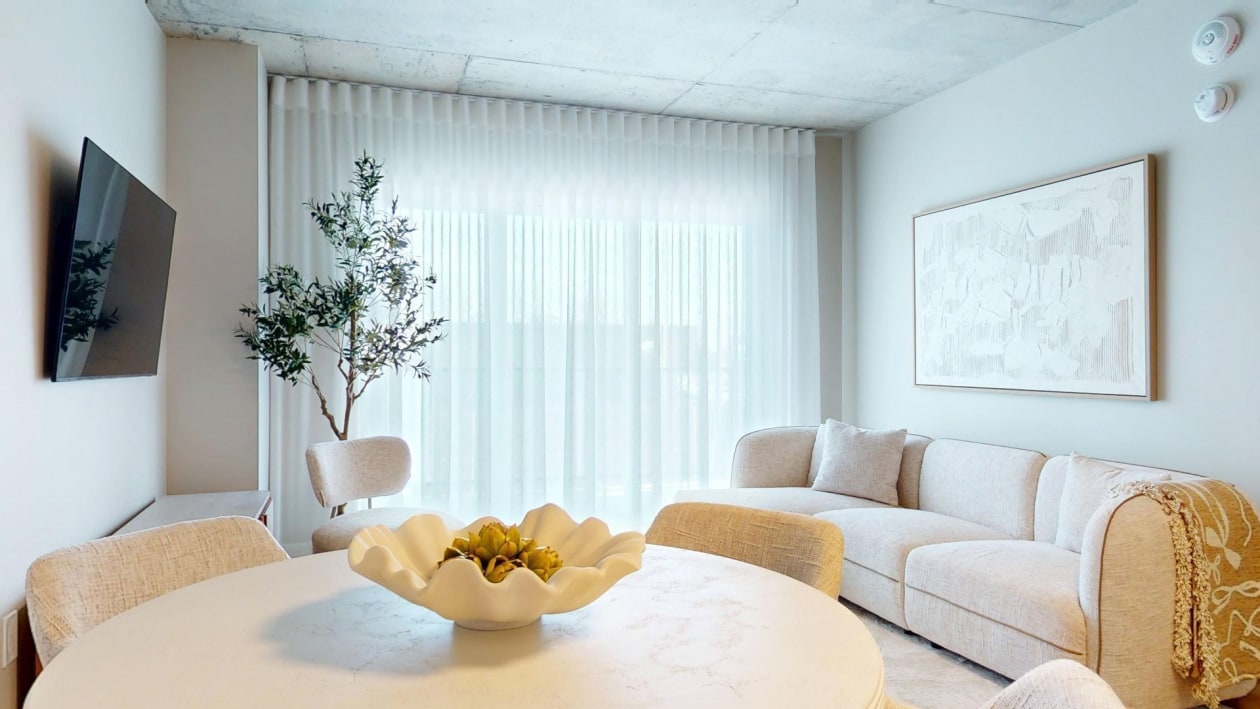 Living room — 1555 Boul. Chomedey, Laval