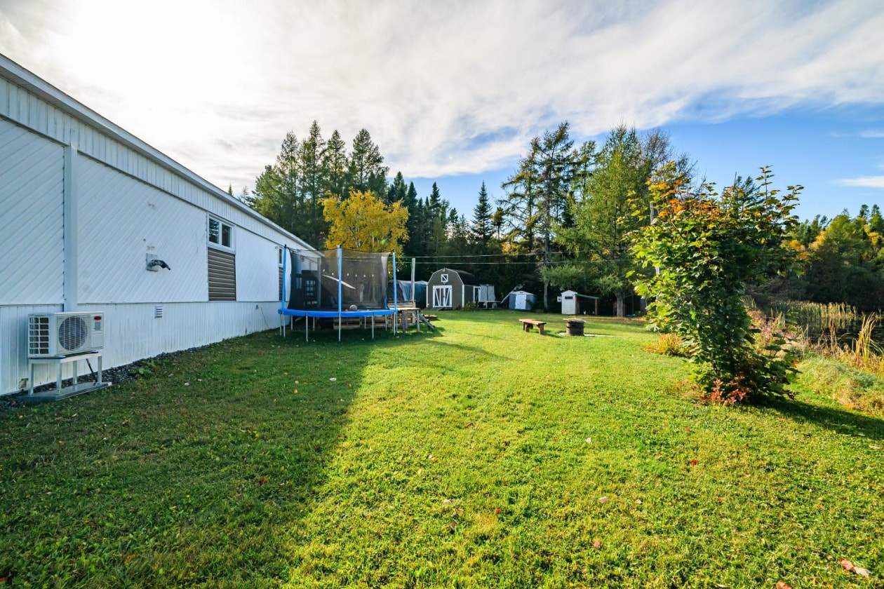 Cour — 84 Ch. du Lac-à-Gasse, Saint-Anaclet-de-Lessard
