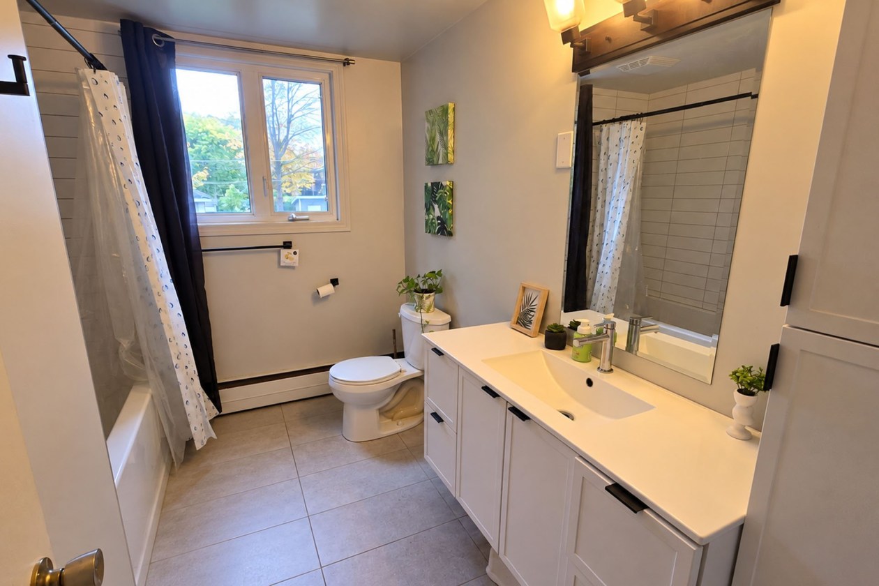 Salle de bains — 1690 Rue Prospect, Sherbrooke