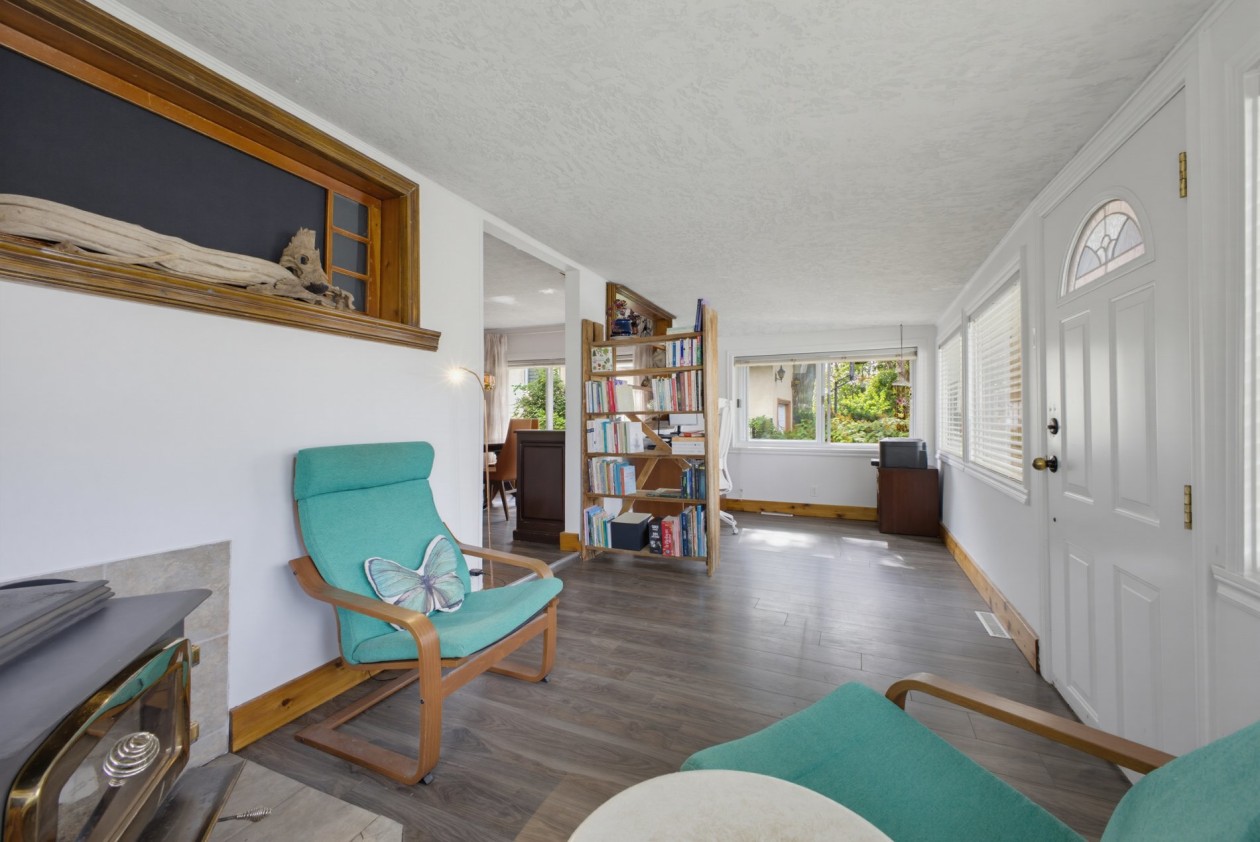 Salon — 3 32e Avenue, Bois-des-Filion