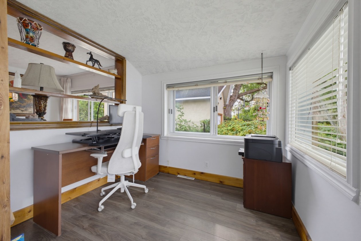 Salon — 3 32e Avenue, Bois-des-Filion