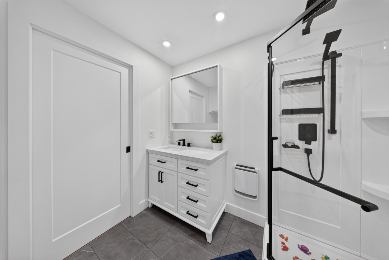 Salle de bains — 992 Rue de Honfleur, Sherbrooke