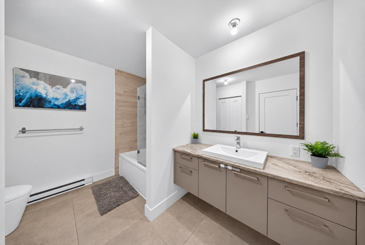 Salle de bains — 992 Rue de Honfleur, Sherbrooke