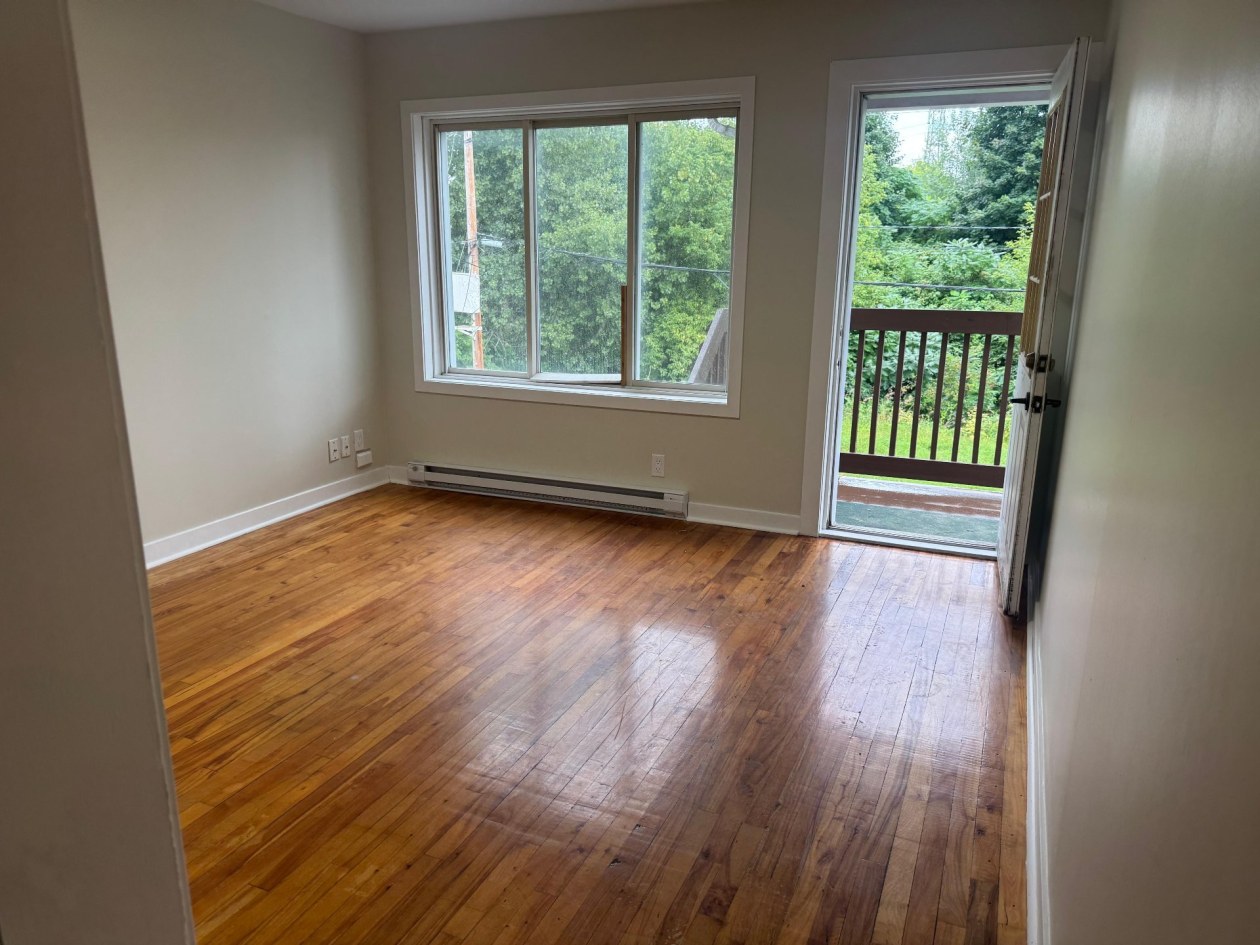 Salon — 1733 - 1735 Av. St-Aimé, Shawinigan