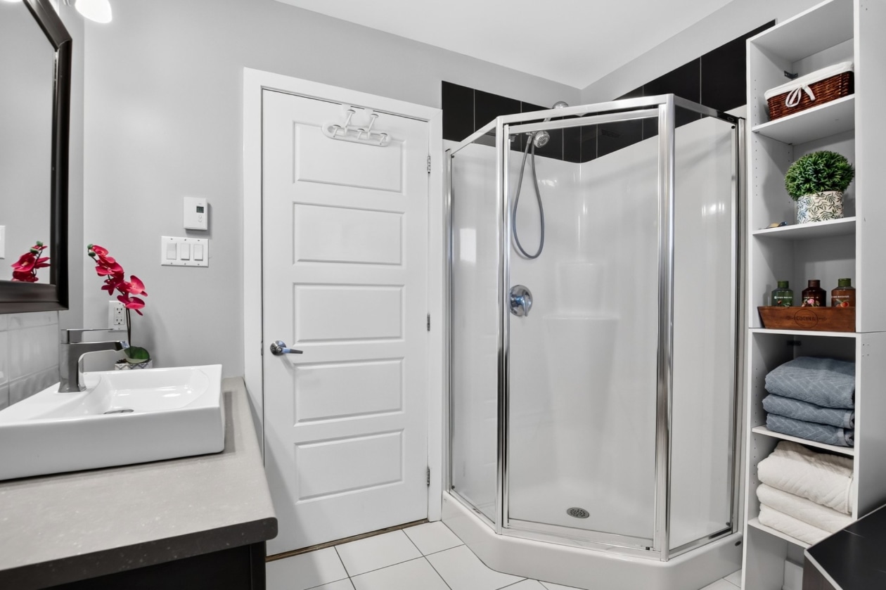 Salle de bains — 14 Rue Guy, Saint-Eustache