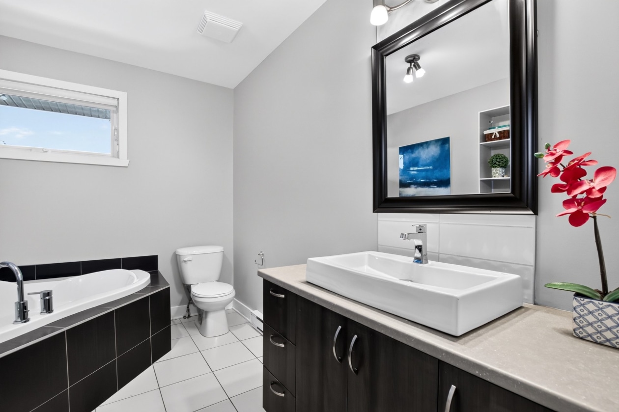 Salle de bains — 14 Rue Guy, Saint-Eustache