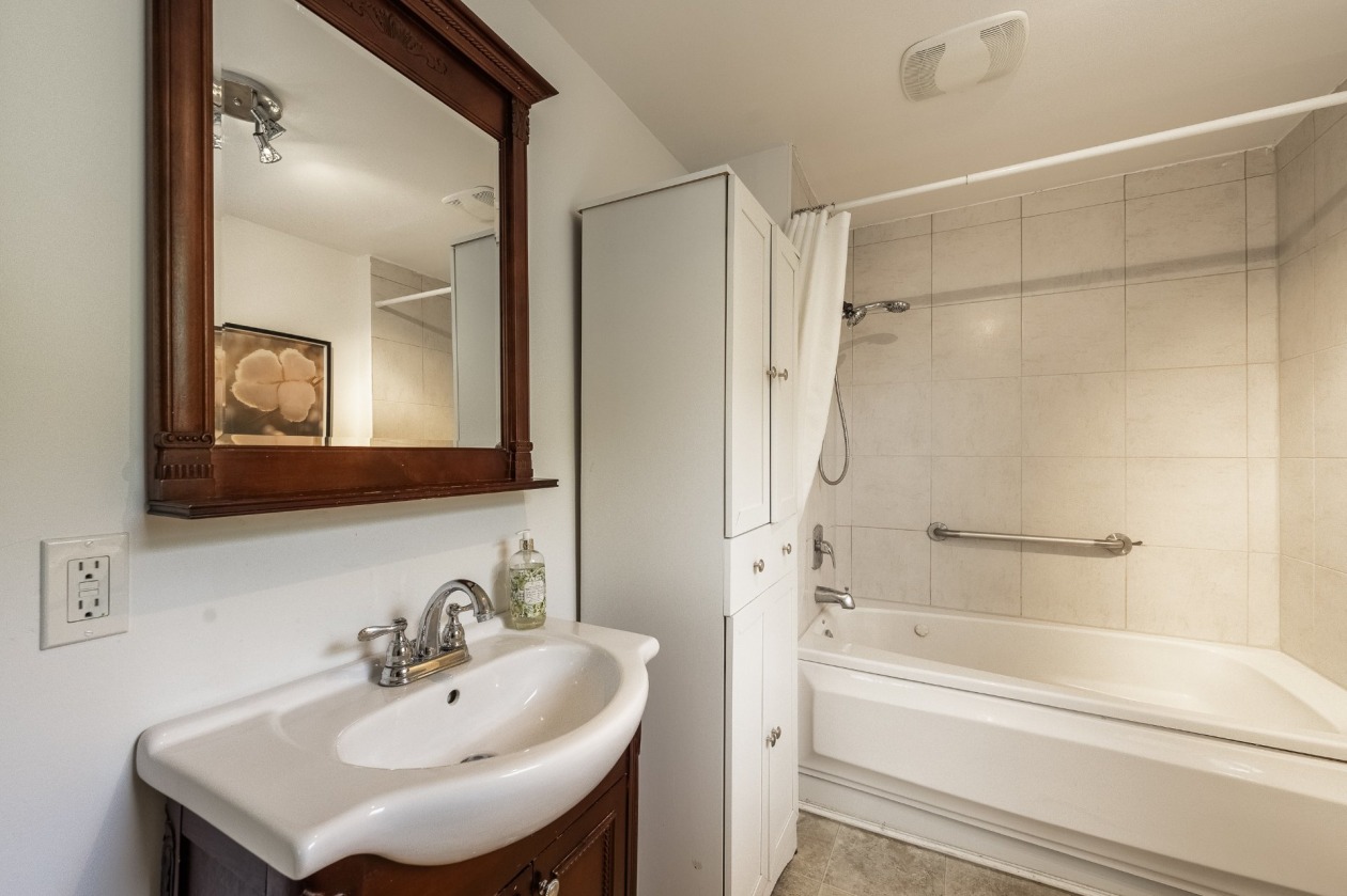 Bathroom — 729 Rue Denison O., Granby