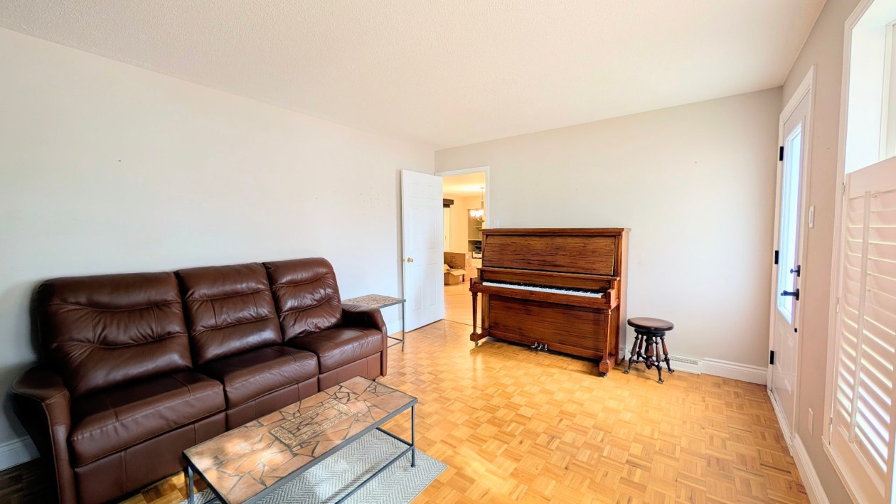 Salon — 1390 Av. de la Montagne E., Québec