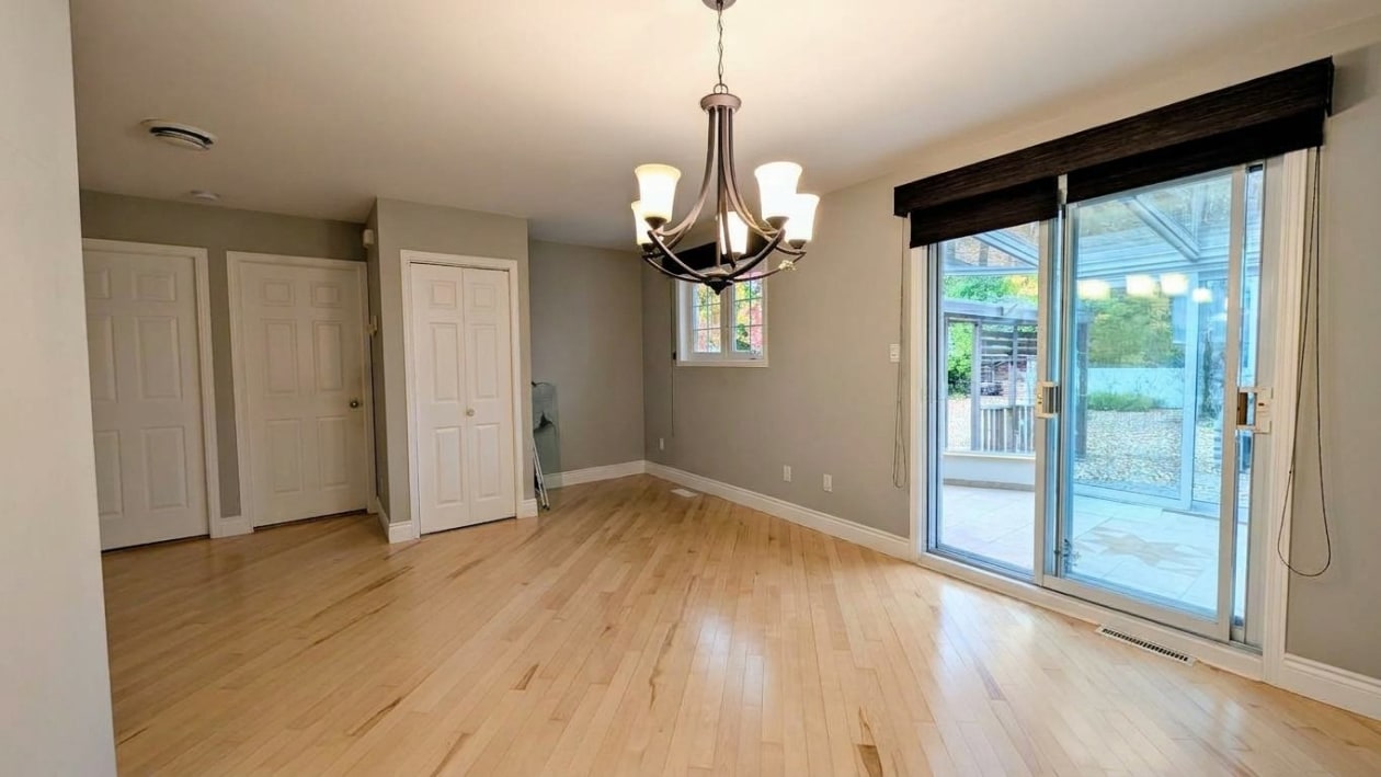 Salon — 1390 Av. de la Montagne E., Québec