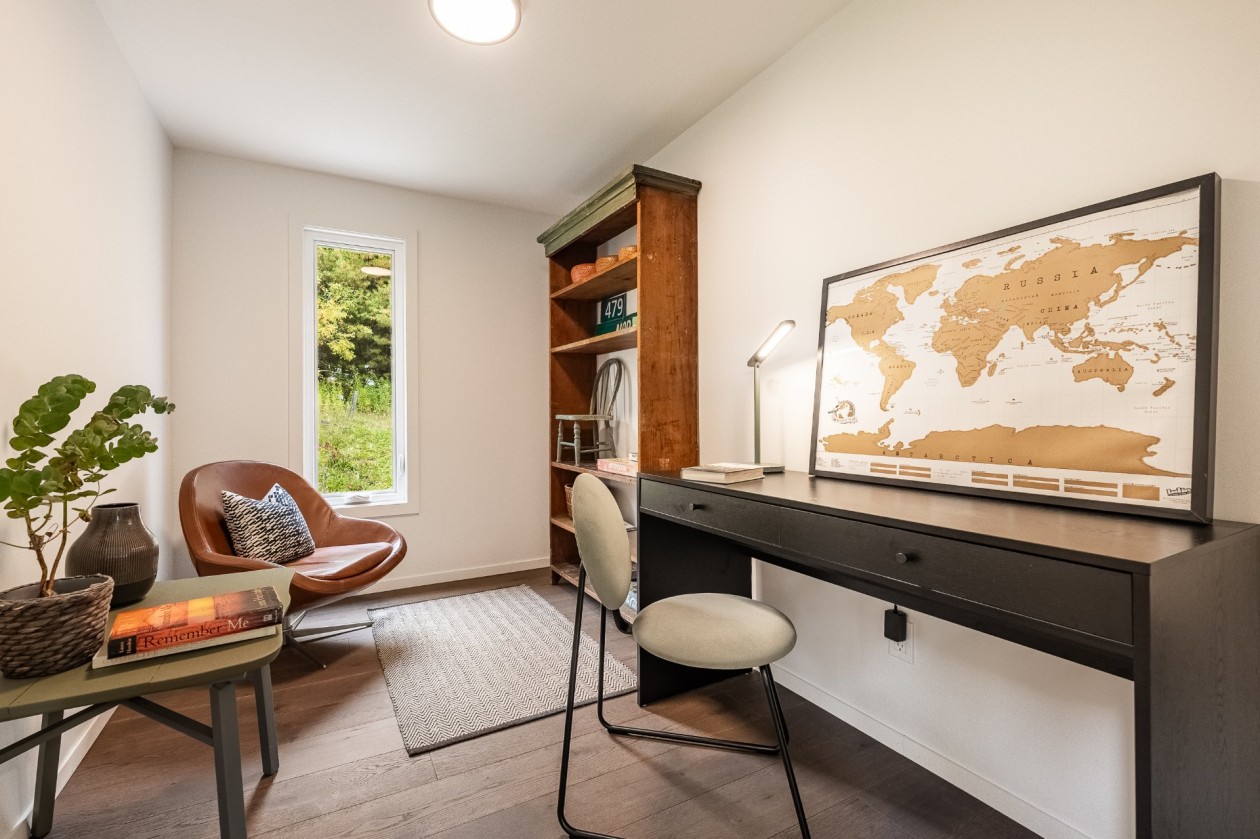 Bureau — 479 Ch. North, Austin