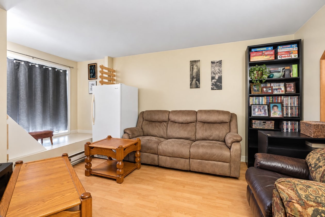 Salon — 20 - 22 Rue Rolland, Salaberry-de-Valleyfield