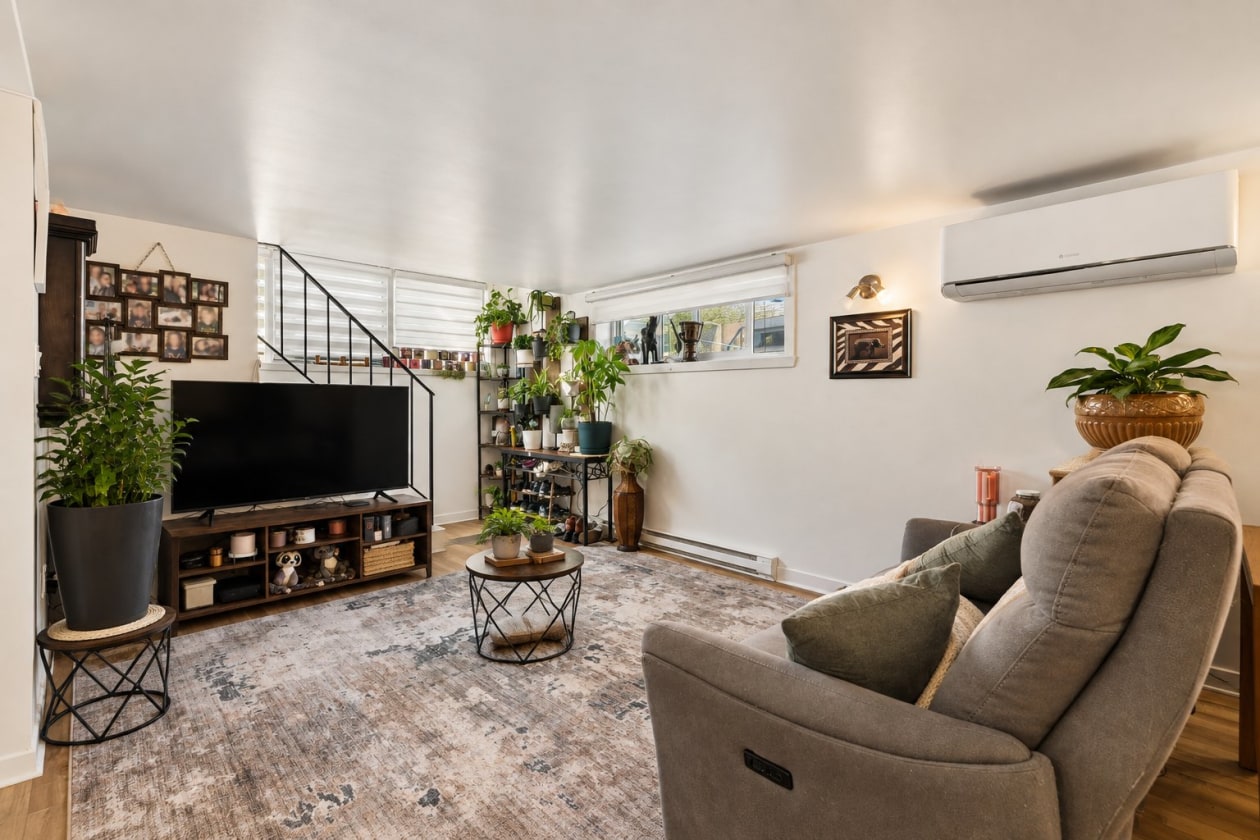 Salon — 20 - 22 Rue Rolland, Salaberry-de-Valleyfield