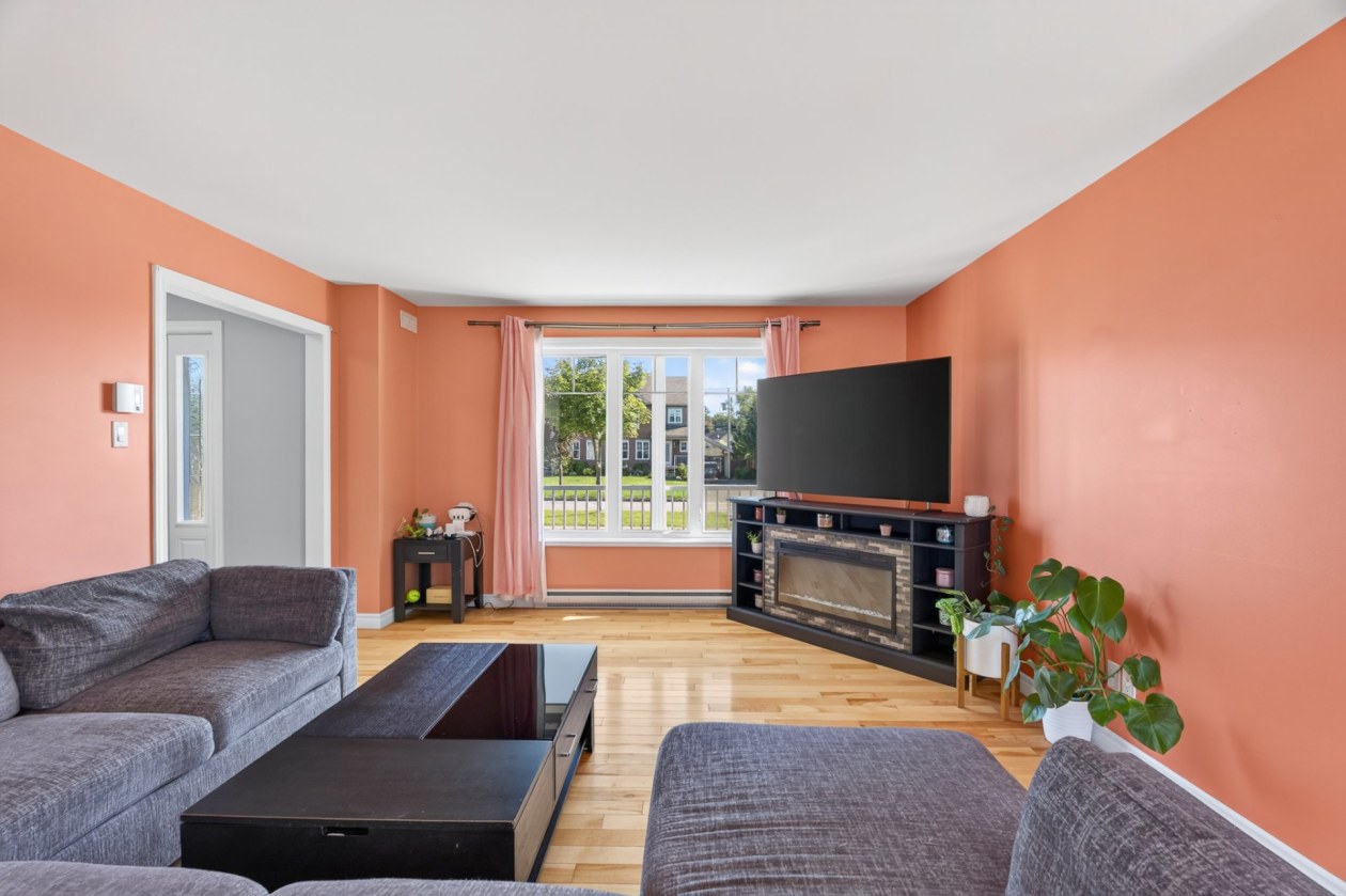 Salon — 73 Rue Gingras, Sainte-Catherine-de-la-Jacques-Cartier