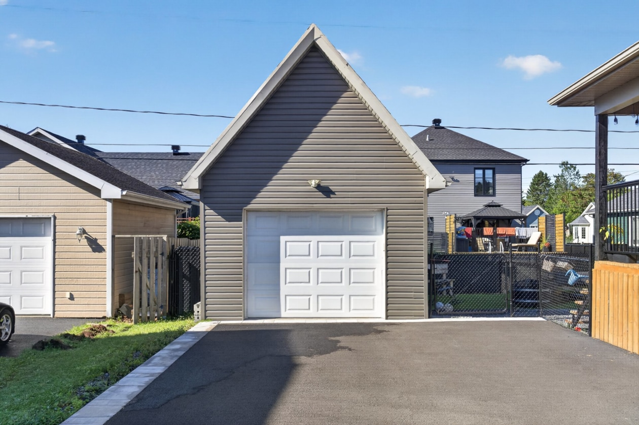 Garage — 73 Rue Gingras, Sainte-Catherine-de-la-Jacques-Cartier