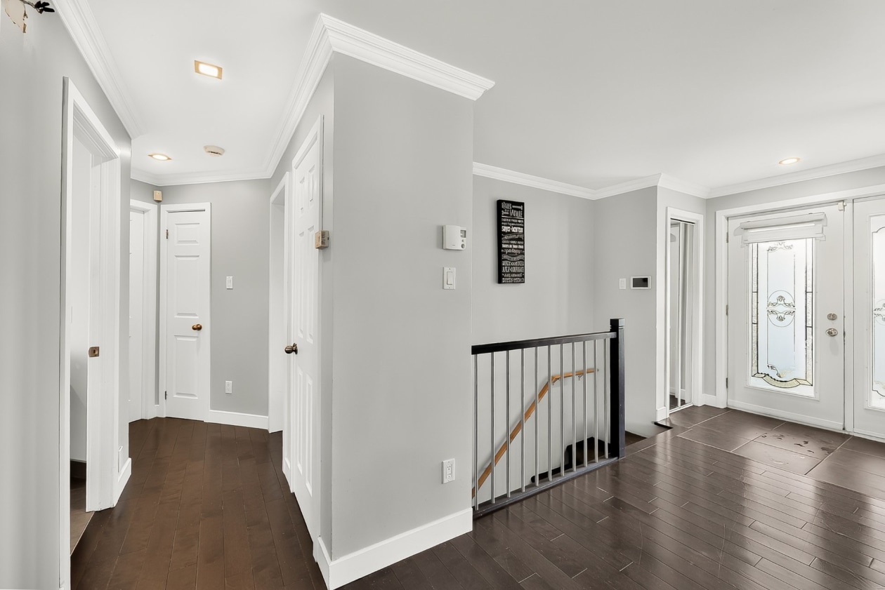 Corridor — 1931 Rue René, Terrebonne