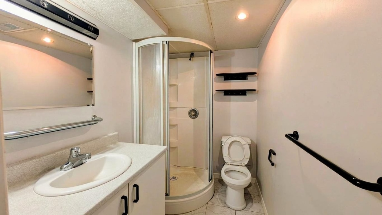 Salle de bains — 1390 Av. de la Montagne E., Québec