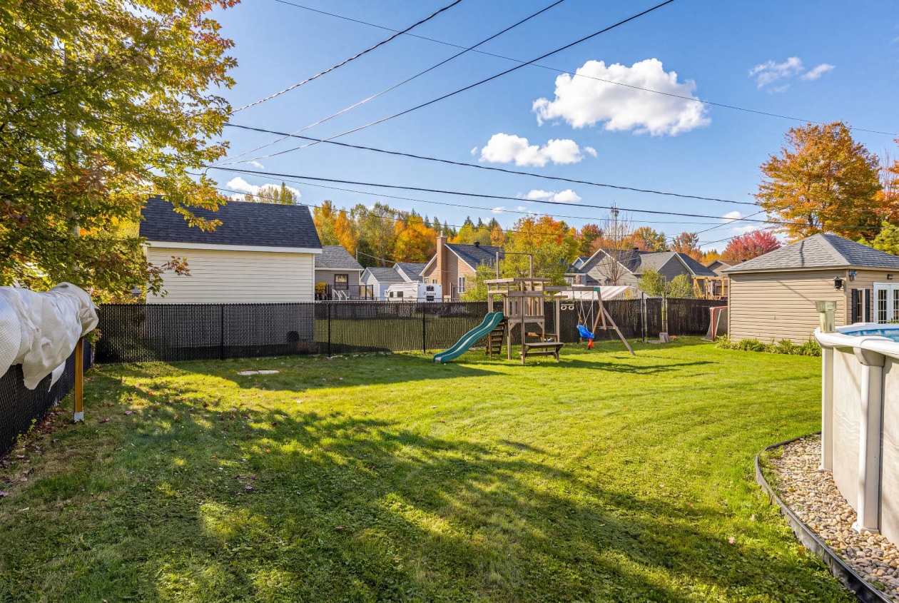 Cour — 117 Rue du Beaujolais, Cowansville