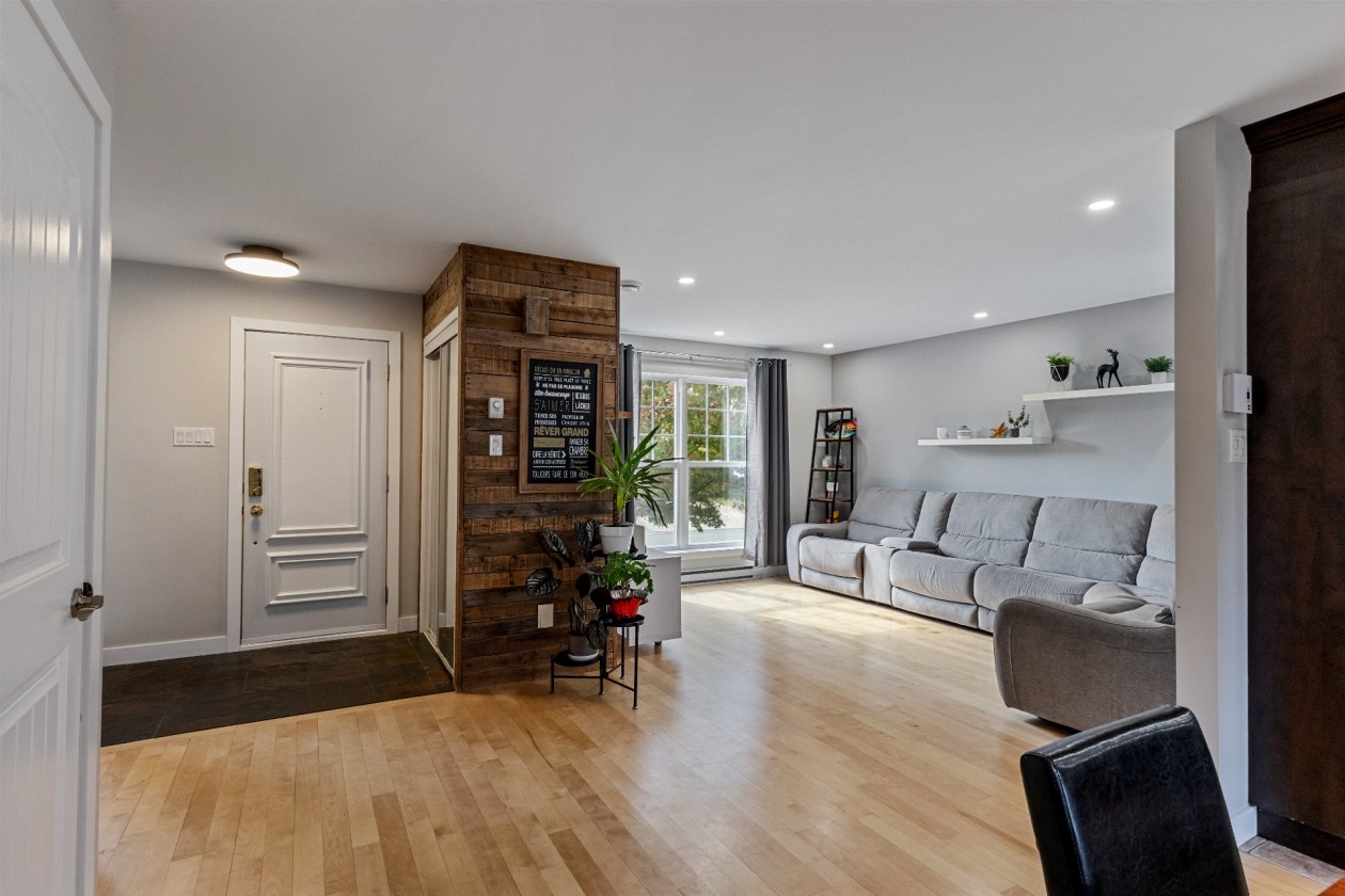Salon — 117 Rue du Beaujolais, Cowansville
