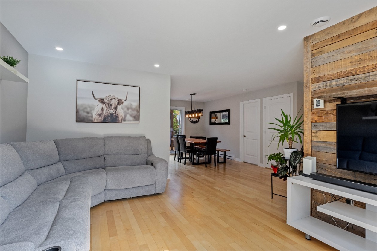 Salon — 117 Rue du Beaujolais, Cowansville