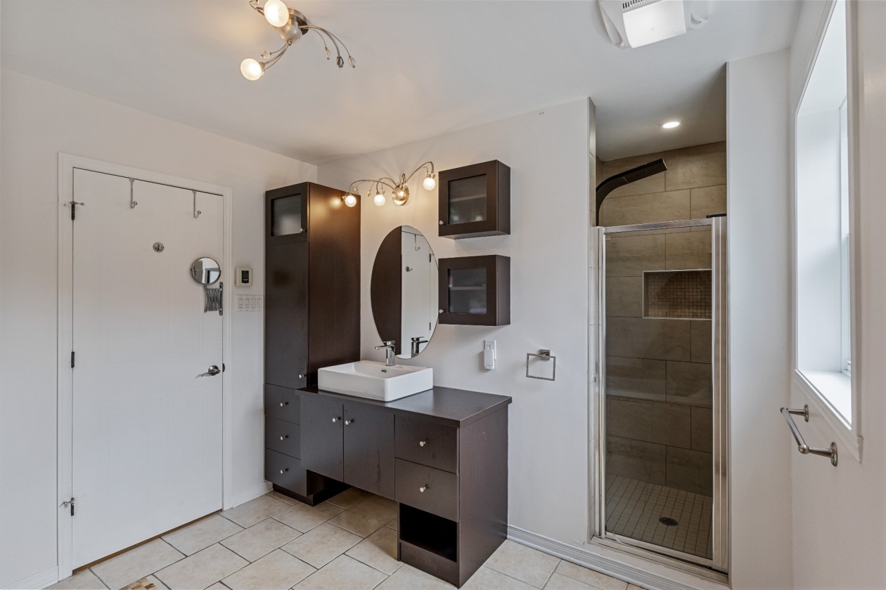 Salle de bains — 117 Rue du Beaujolais, Cowansville