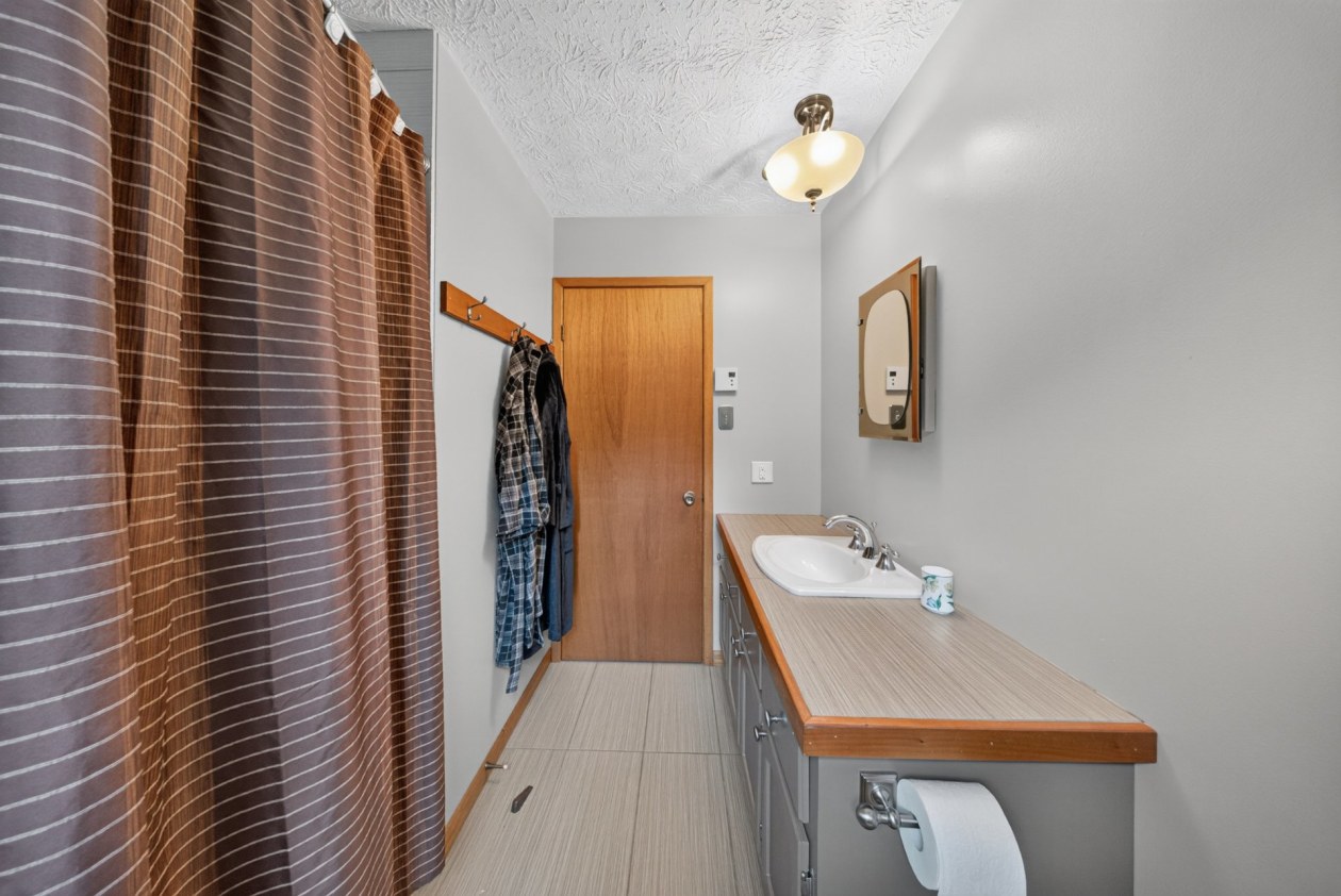 Salle de bains — 40 Rue des Muguets, Saint-Denis-de-Brompton