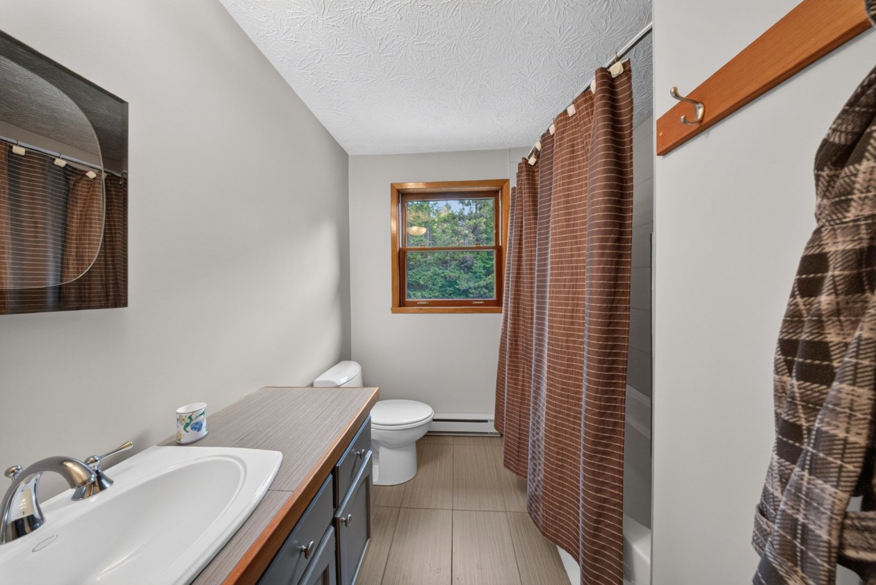 Salle de bains — 40 Rue des Muguets, Saint-Denis-de-Brompton