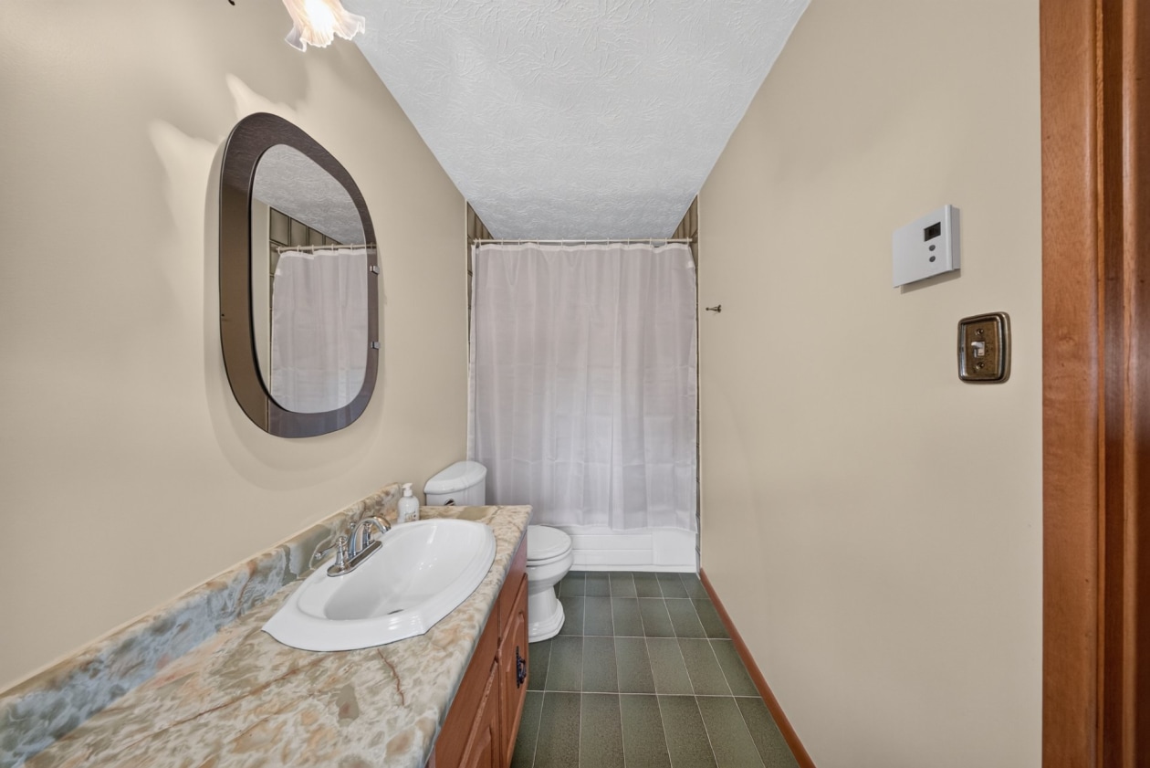 Salle de bains — 40 Rue des Muguets, Saint-Denis-de-Brompton