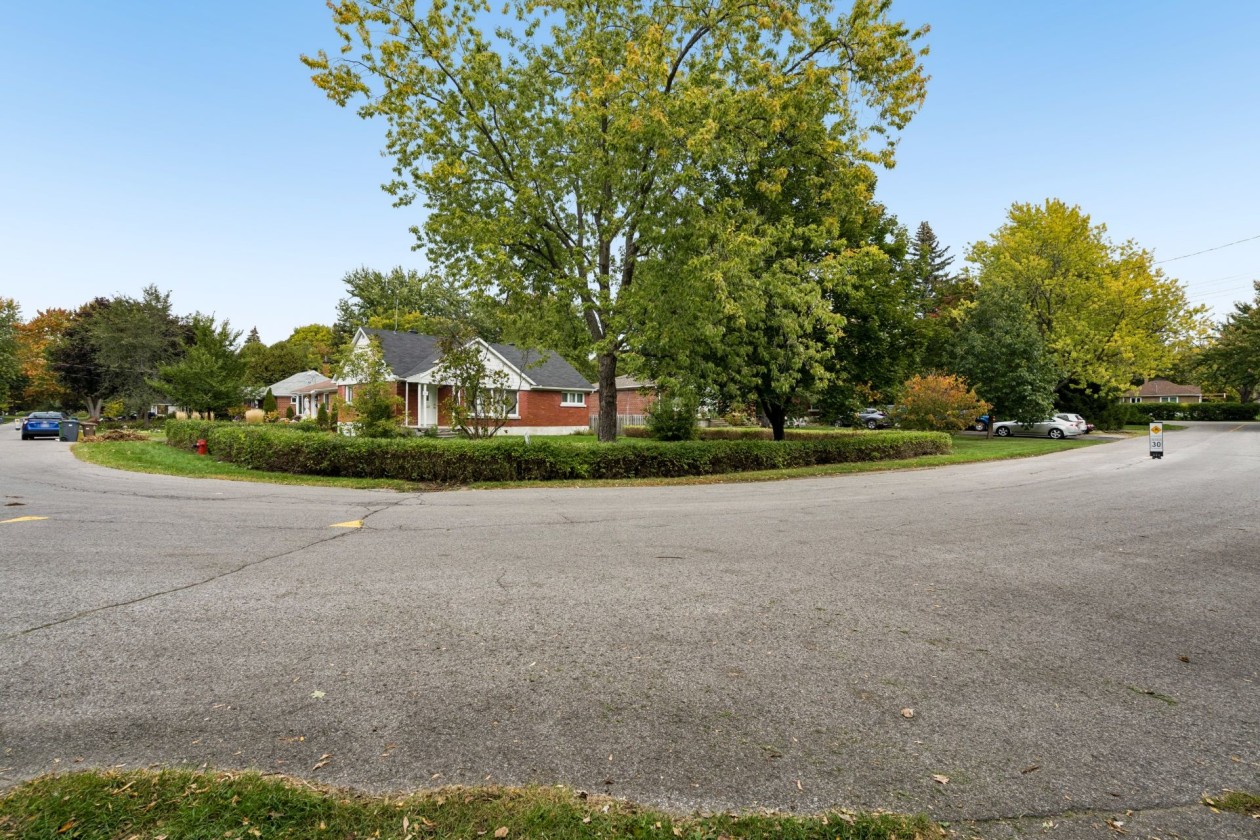 Extérieur — 235 Green Circle, Dorval
