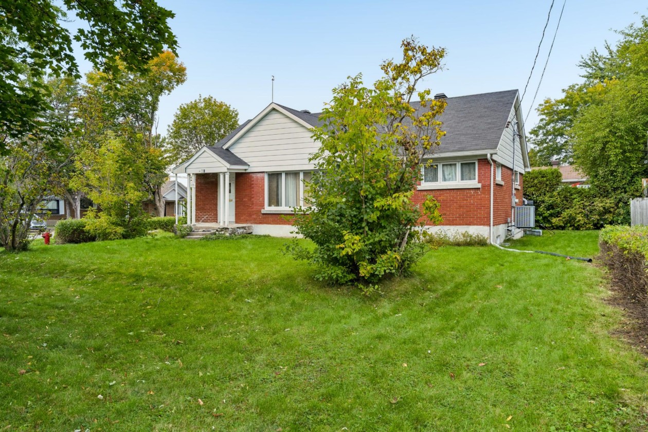 Façade — 235 Green Circle, Dorval