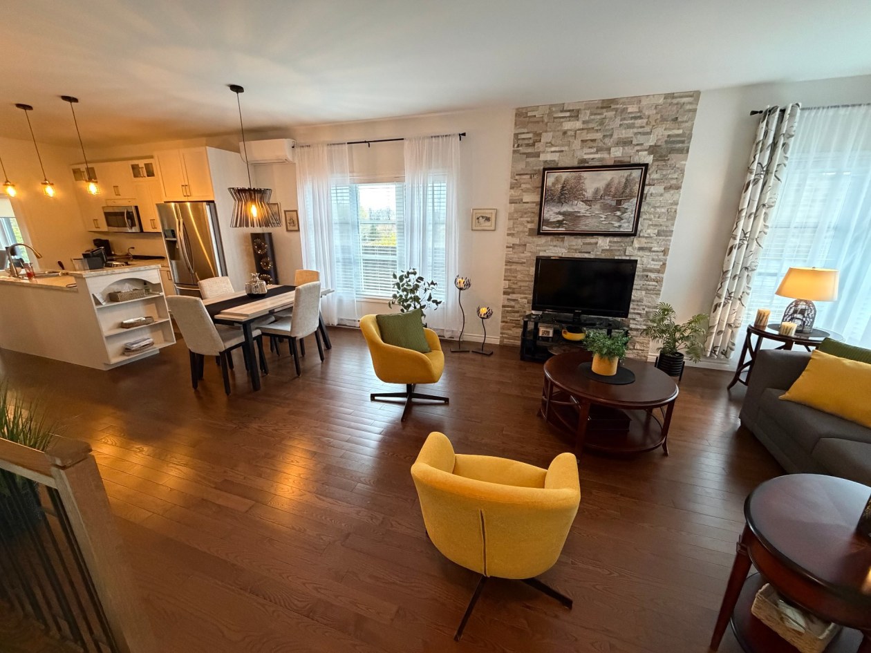 Salon — 1626 Rue de la Prairie, Saguenay
