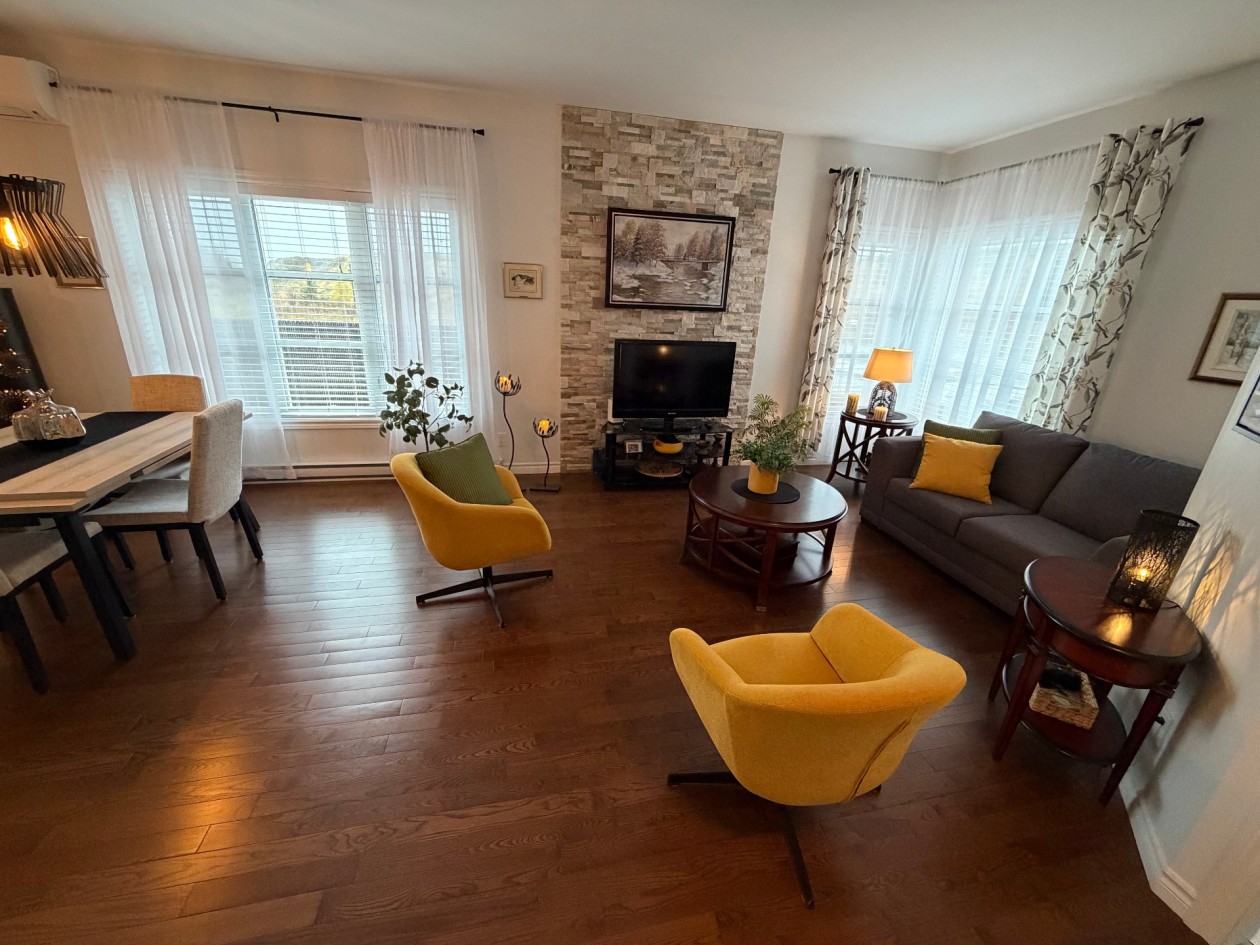 Salon — 1626 Rue de la Prairie, Saguenay
