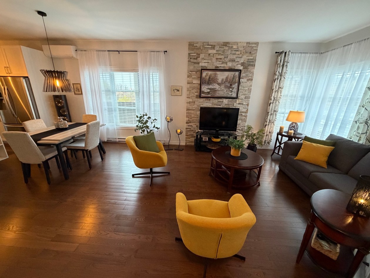 Salon — 1626 Rue de la Prairie, Saguenay