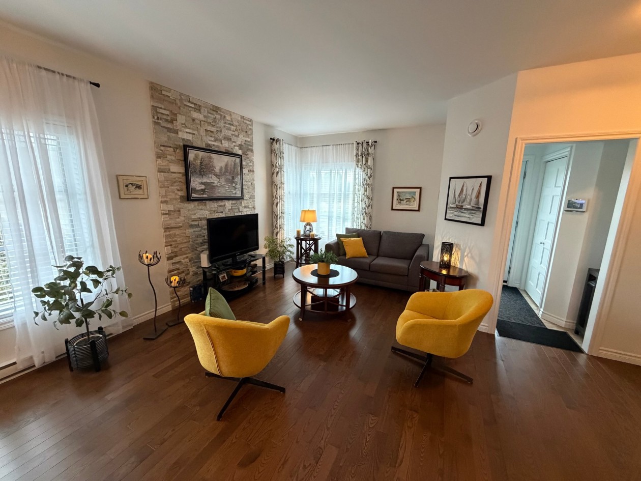 Salon — 1626 Rue de la Prairie, Saguenay