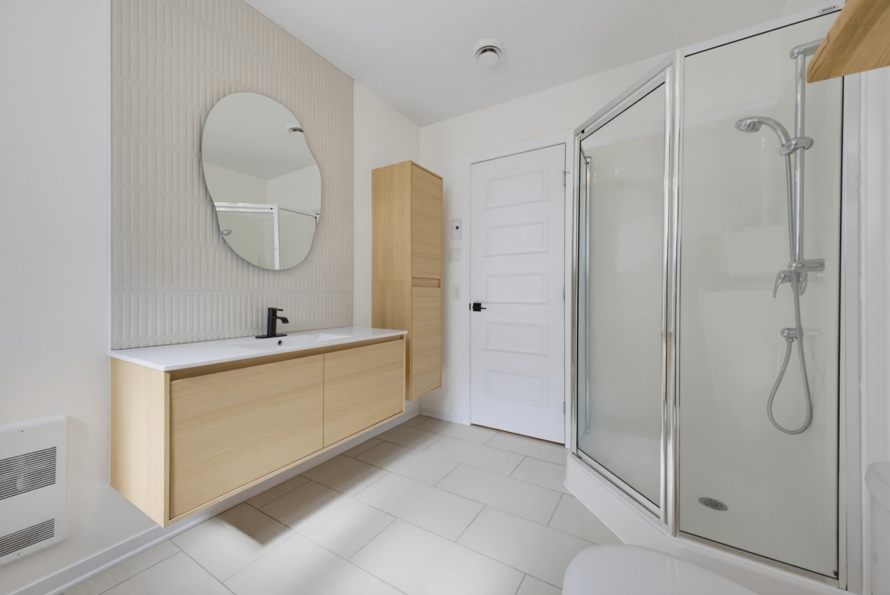 Salle de bains — 9715 Rue Yvon-Paiement, Mirabel