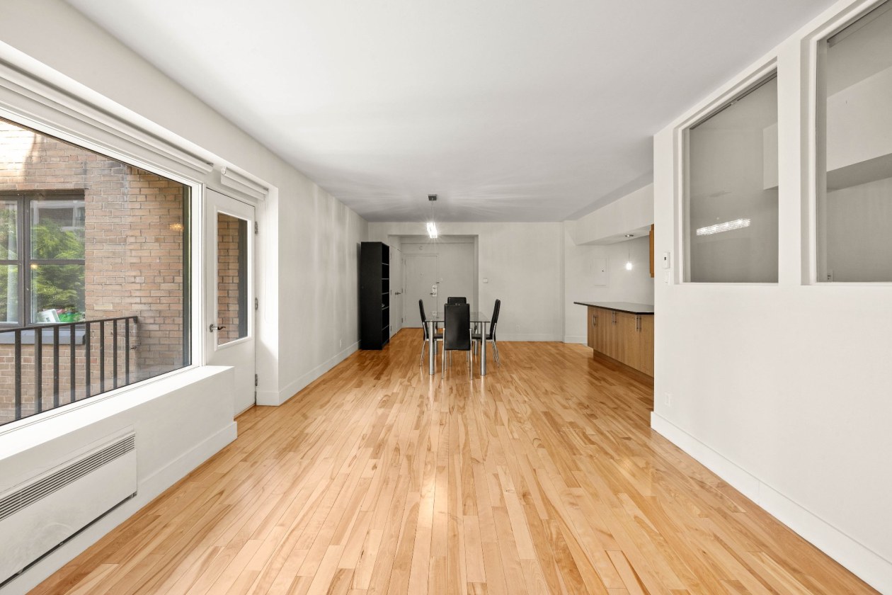 Salon — 1520 Av. du Docteur-Penfield, Montréal