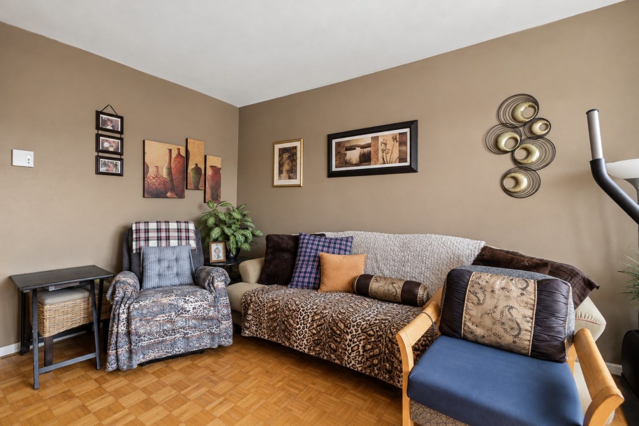 Salon — 814 - 820 Av. Ponsard, Brossard