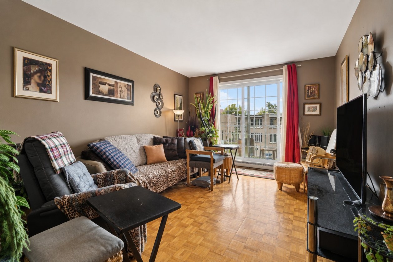 Salon — 814 - 820 Av. Ponsard, Brossard