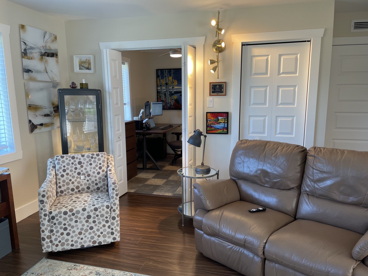 Salon — 2-33 Rue Demers, Saint-Apollinaire