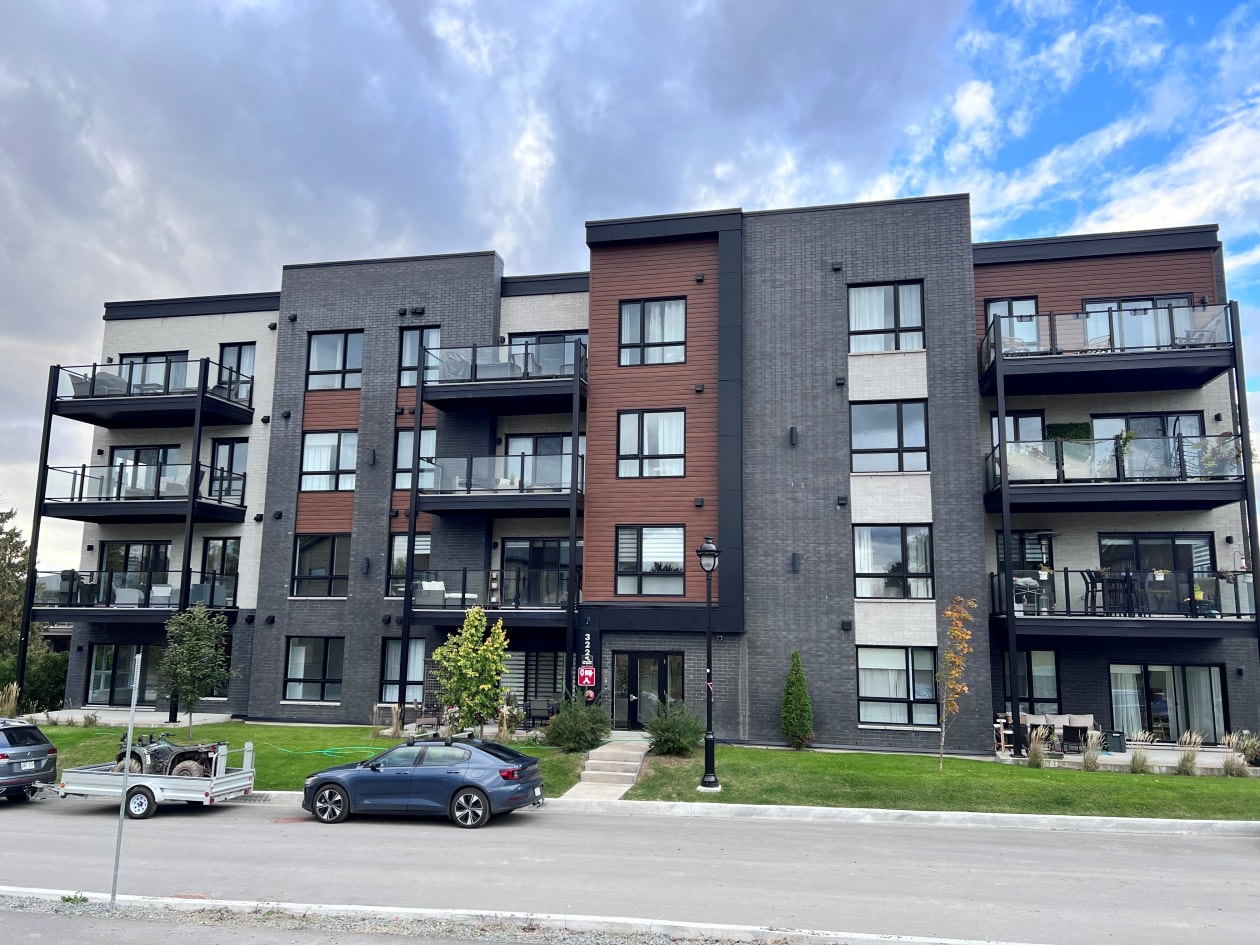 Façade — 403-322 Rue Des Vétérans, Mont-Saint-Hilaire