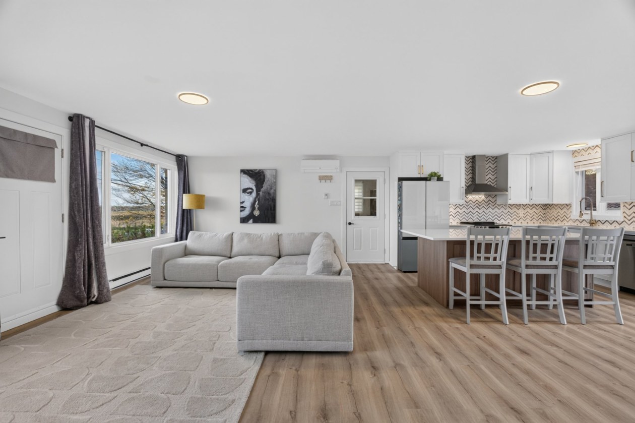 Salon — 2024 Rue du Pont, Saint-Lambert-de-Lauzon