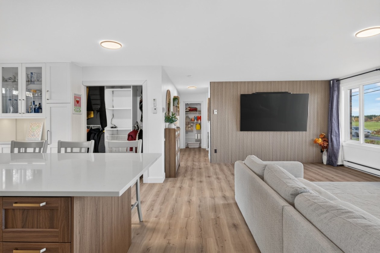 Salon — 2024 Rue du Pont, Saint-Lambert-de-Lauzon