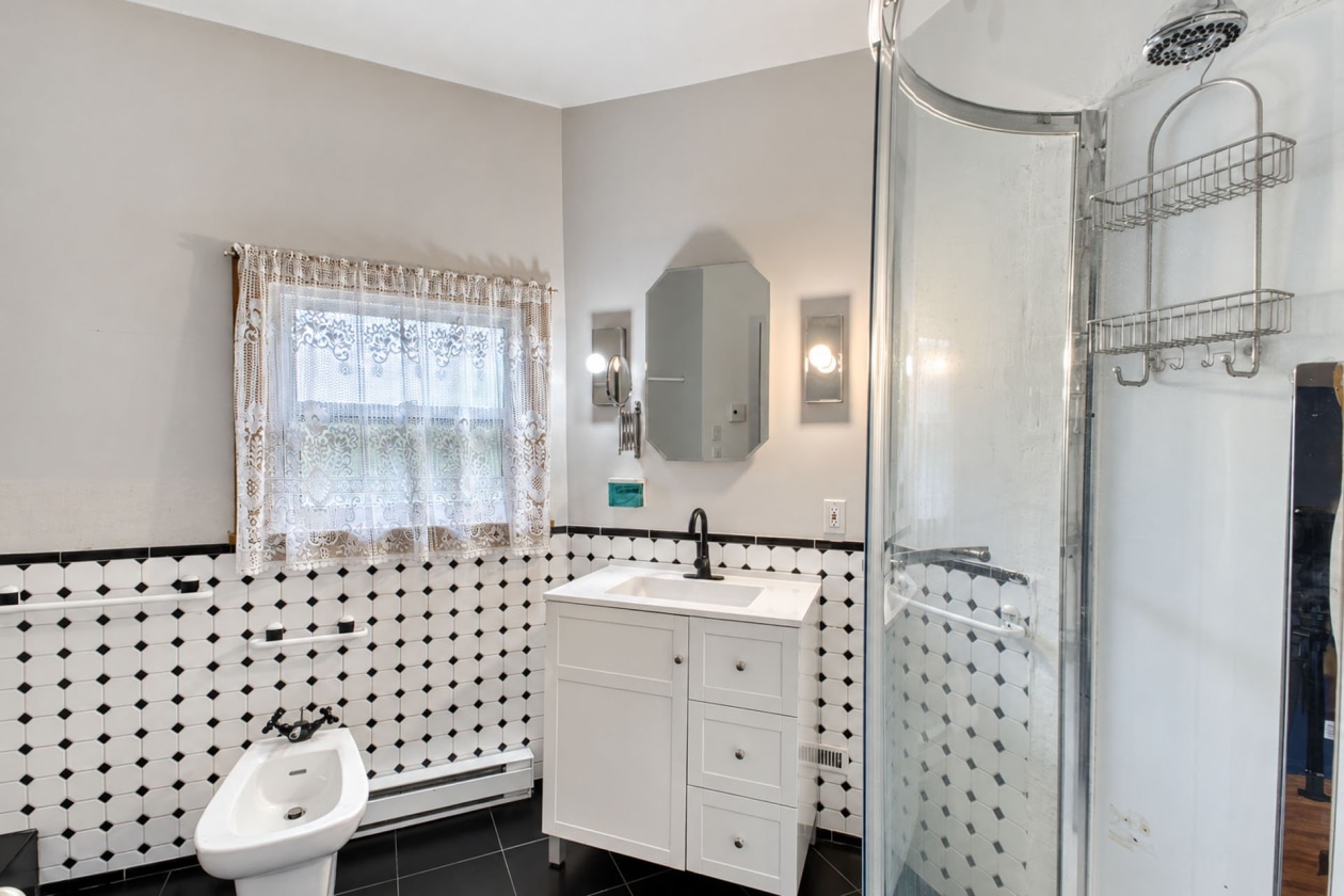 Salle de bains — 2210 Rue d'Youville, Sherbrooke