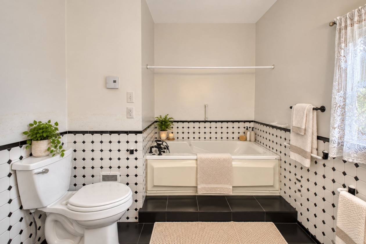 Salle de bains — 2210 Rue d'Youville, Sherbrooke