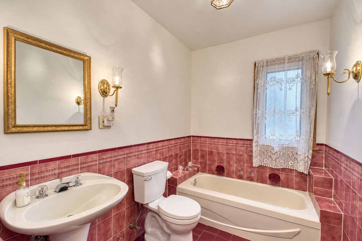 Salle de bains — 2210 Rue d'Youville, Sherbrooke