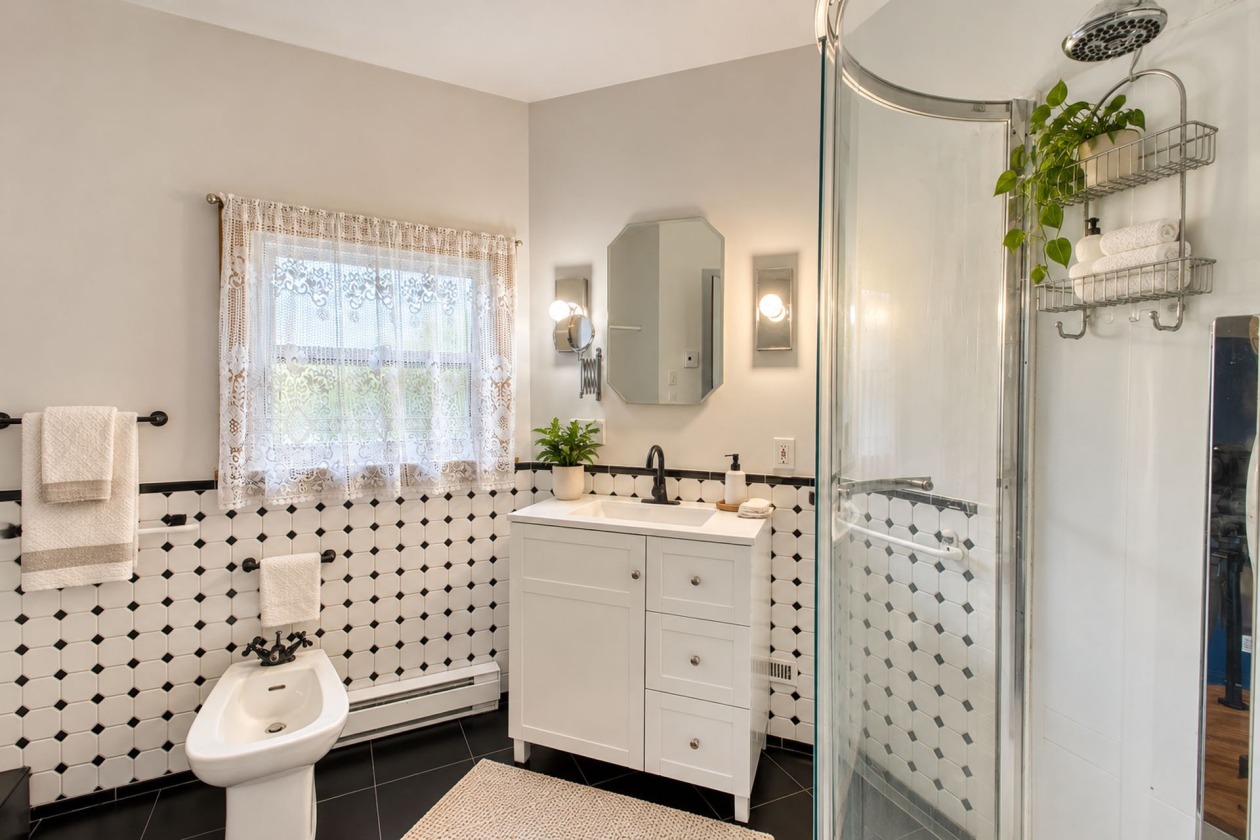Salle de bains — 2210 Rue d'Youville, Sherbrooke