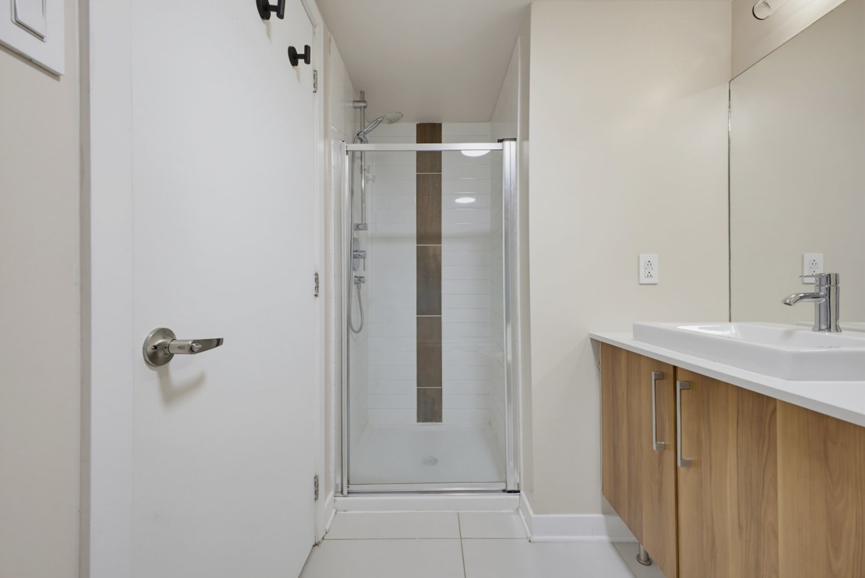 Salle de bains — 10050 Place de l'Acadie, Montréal